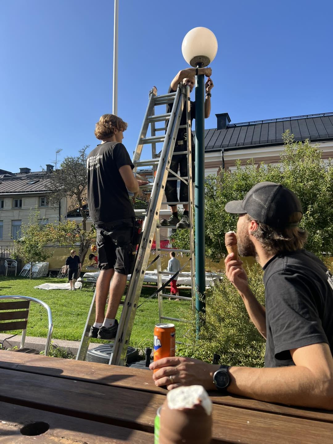Teamet i arbete — verkligt foto från en installation